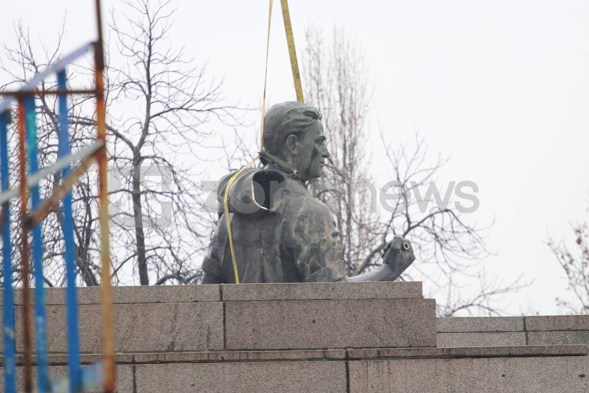 Демонтаж на фигурата на българския работник от МОЧА 